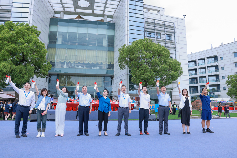 20240612003326609600.jpg 在场领导共同为龙舟赛鸣笛开赛