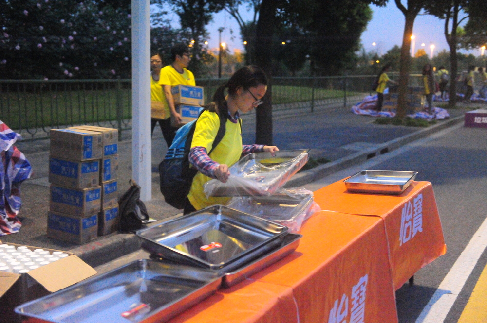 志愿者凌晨开始做准备工作