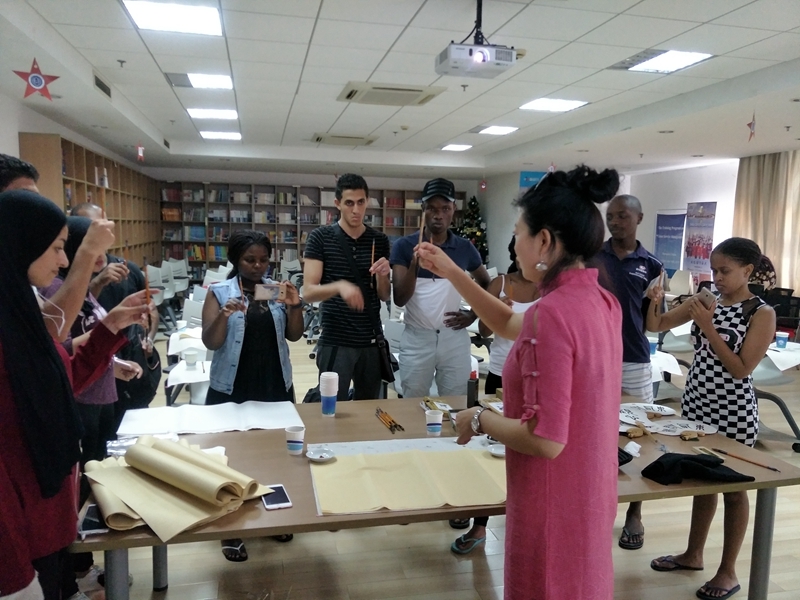 刘慧老师在教留学生画国画 刘慧老师在教留学生画国画