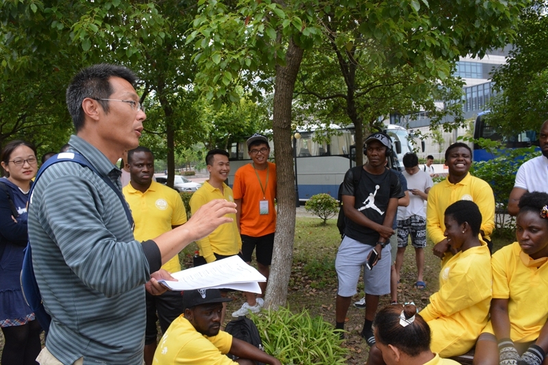 刘涛教练给留学生讲授划龙舟技巧 刘涛教练给留学生讲授划龙舟技巧