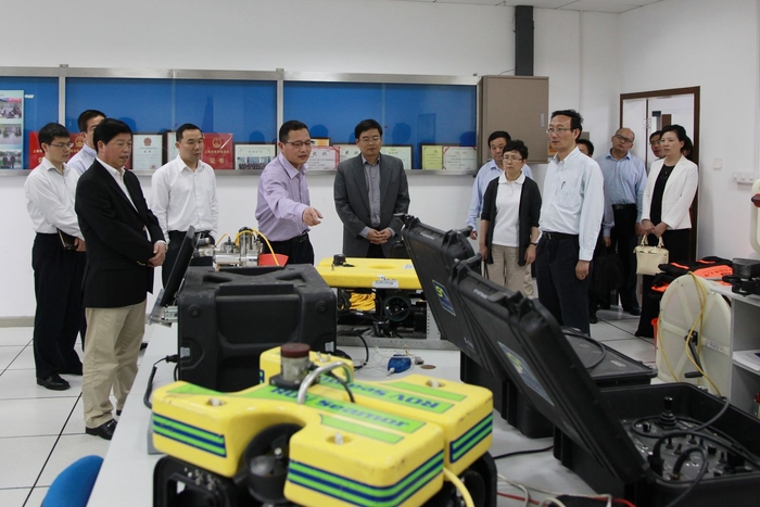 参观水下机器人实验室