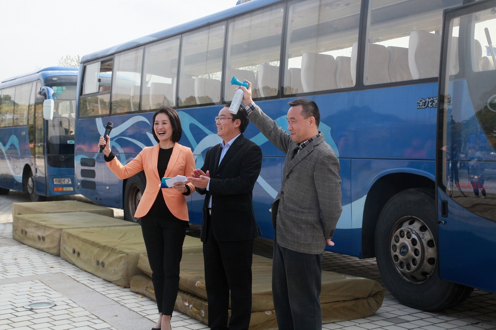 我校王海威副书记总决赛现场鸣笛开赛