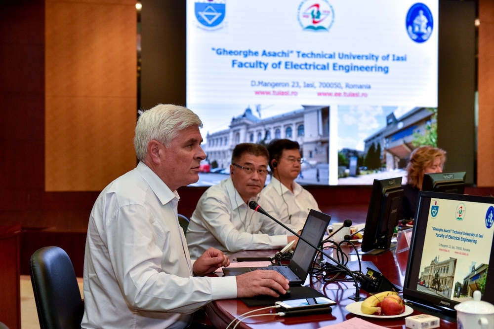 Cristian Ioan Fosalau教授作联合研究中心建设情况汇报