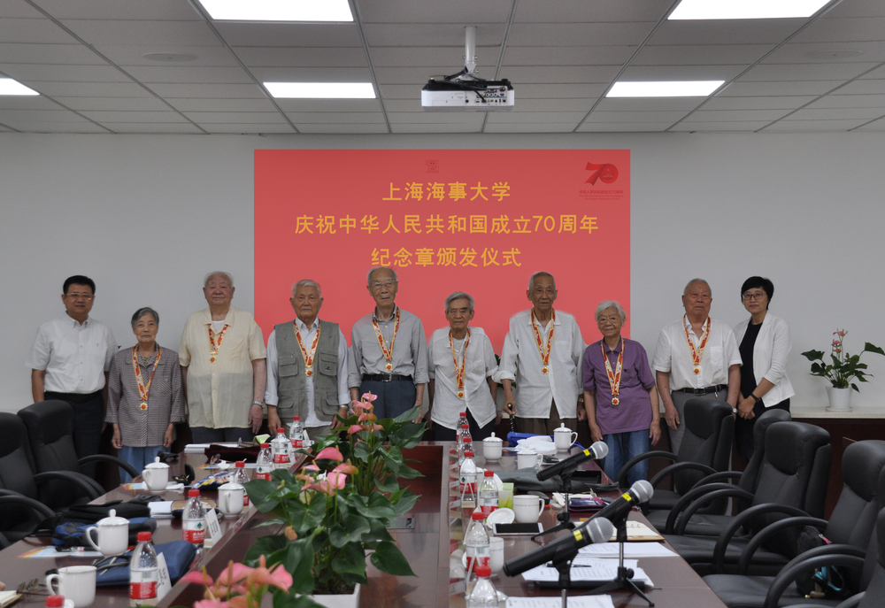 校领导向离休老同志代表颁发奖章