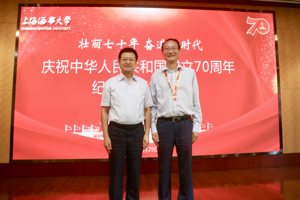 宋宝儒书记向校长黄有方教授颁发奖章