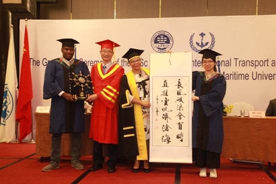 毕业生向两校赠送纪念品