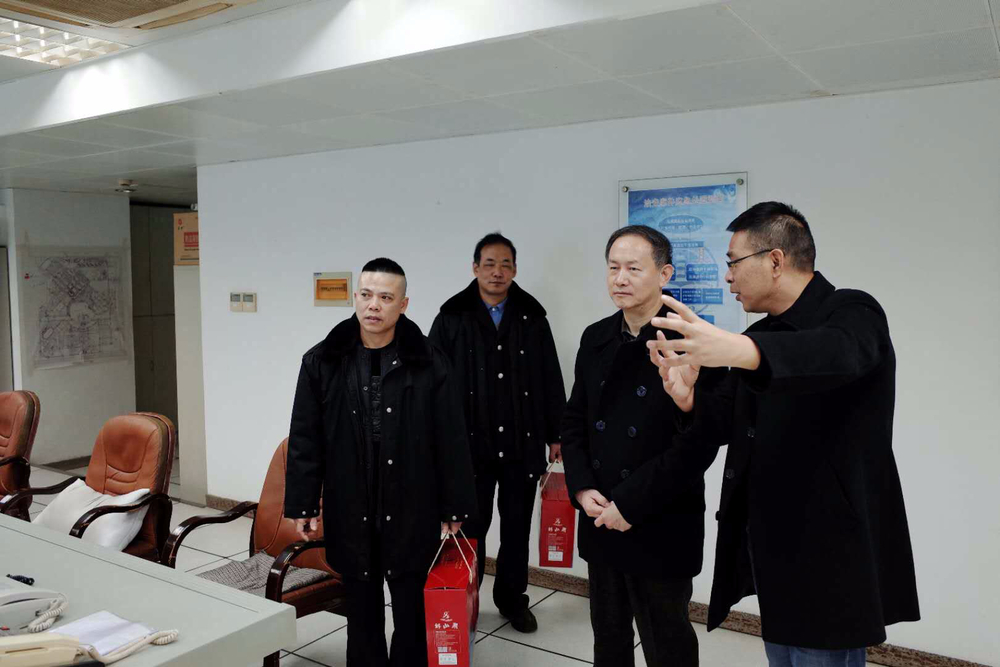 慰问校技术防范监控中心值班人员