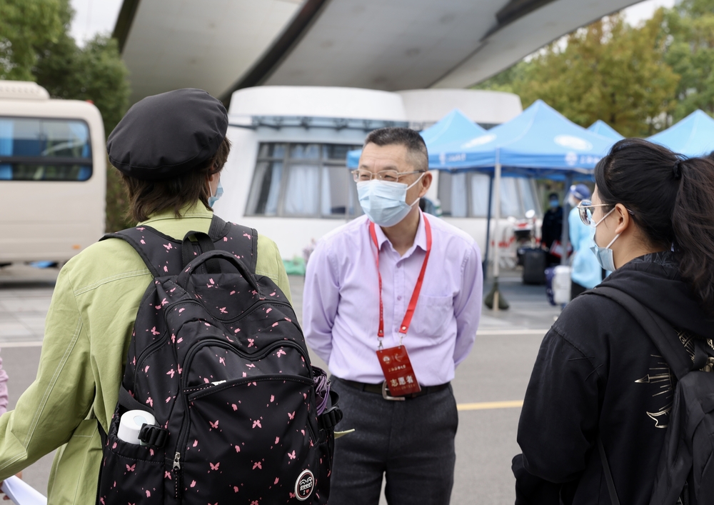 陆靖校长在一号门亲切慰问新生