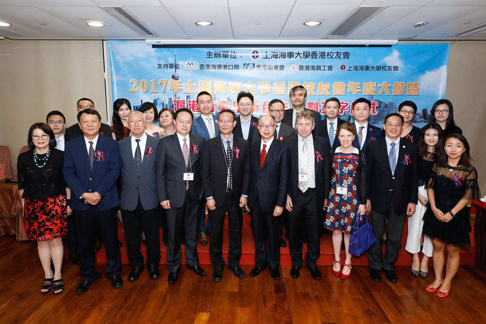 主礼嘉宾与香港校友会执委会成员合影