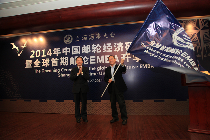 金永兴副校长向班级授旗