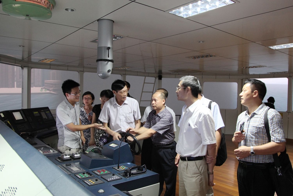 参观航海模拟器