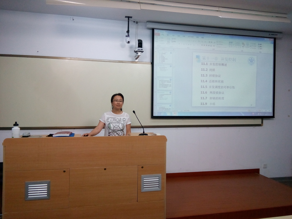 栾翠菊老师在课堂上