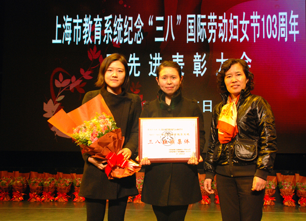 科学研究院朱瑾（左）、信息工程学院马莹（中）、妇委会主任石娟（右）合影