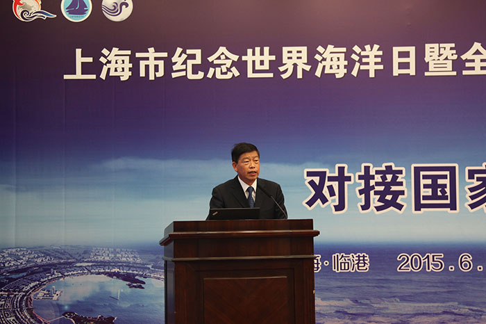 肖宝家副校长主持主旨报告会