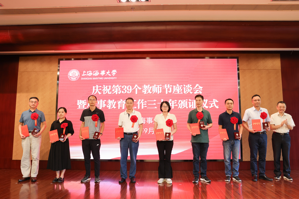 校领导为记功奖励人员教师代表颁发证书和纪念章