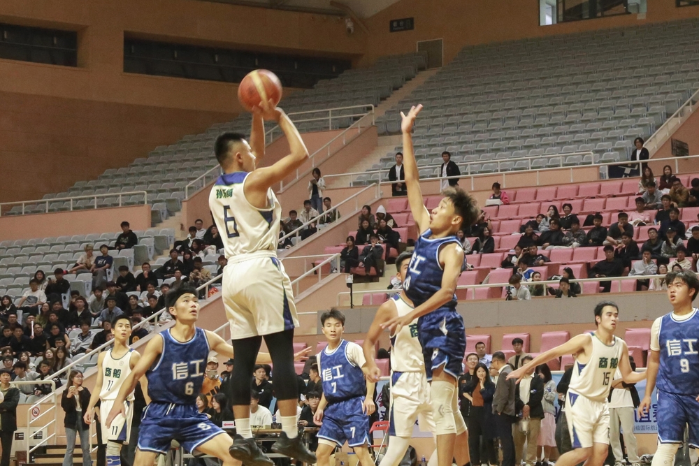 紧张激烈的比赛现场