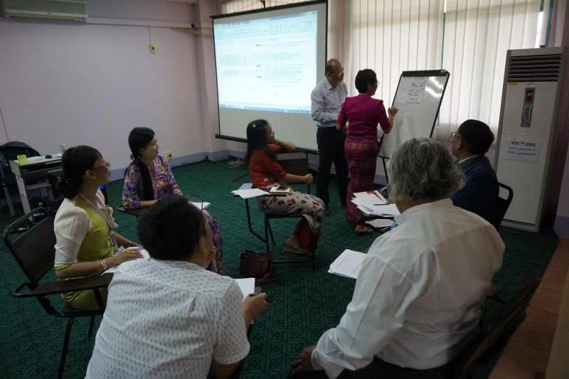  我校教师为缅甸学员进行培训