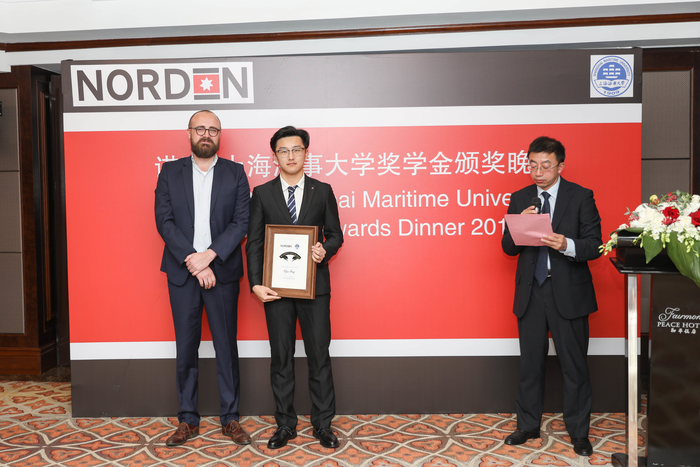 施欣副校长与严森总经理为获奖学生颁奖