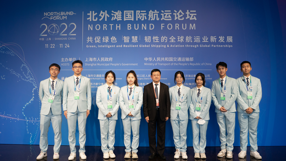 校党委书记宋宝儒与志愿者合影