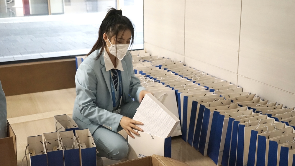 会场组志愿者装点物料