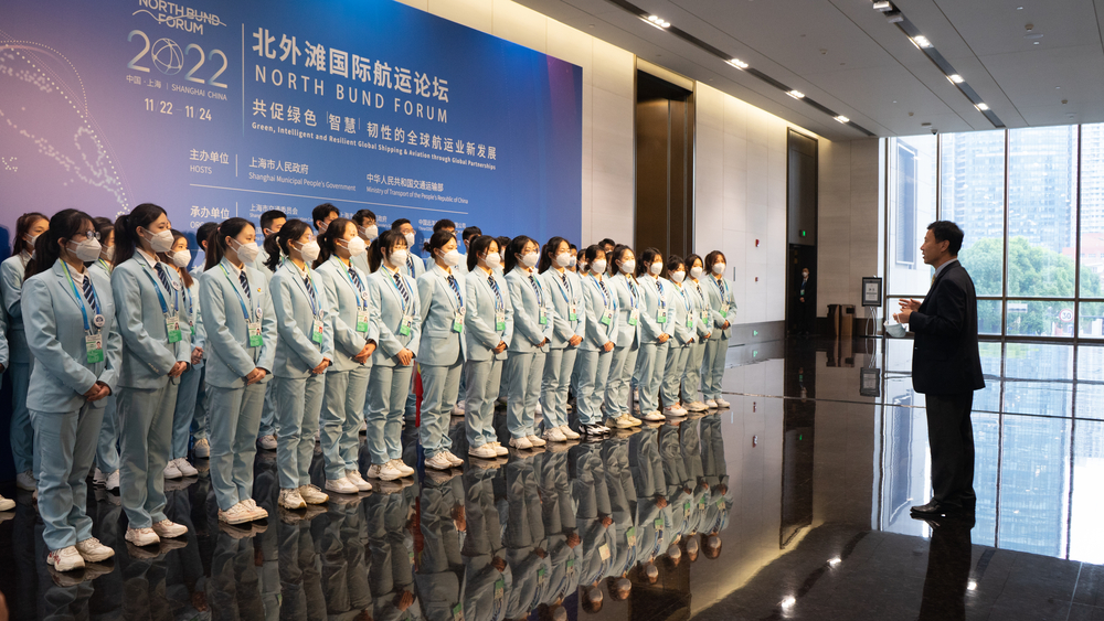 上海市交通委副主任叶兴慰问志愿者