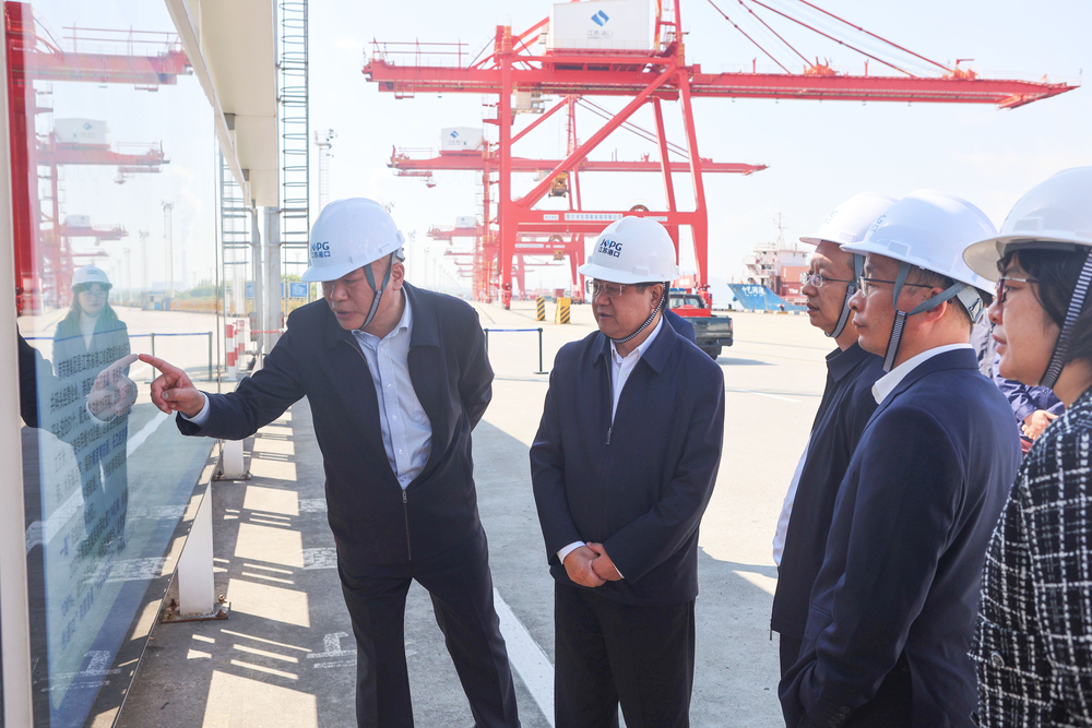 参观南京港龙潭集装箱有限公司