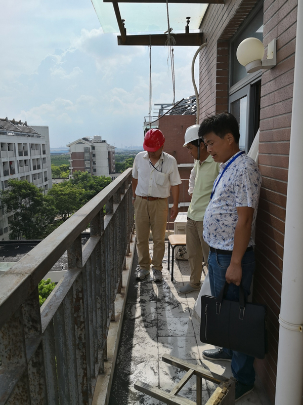 21-26号学生公寓阳台栏杆油漆施工 21-26号学生公寓阳台栏杆油漆施工