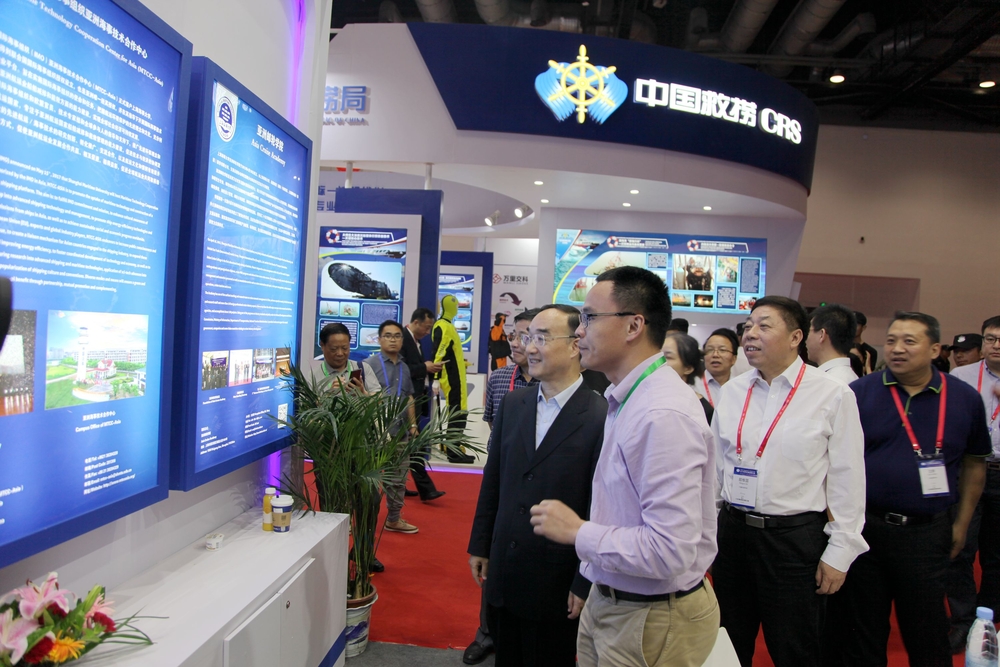 与会领导参观我校展台