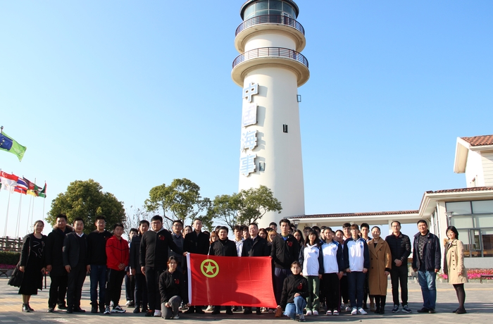 共青团上海市委书记王宇一行来校调研并与入团团员合影