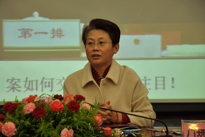 党委副书记、纪委书记门妍萍主持报告会