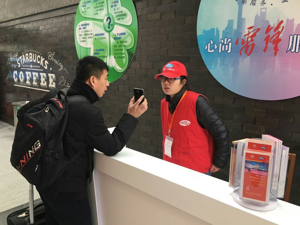 我校学生为春运提供志愿者服务
