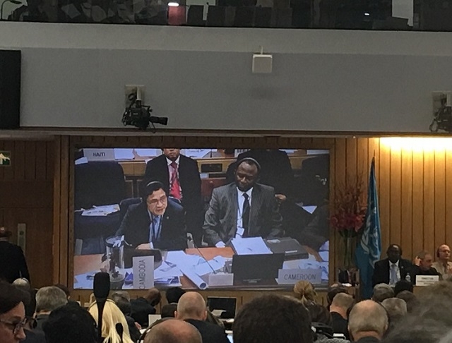 柬埔寨公共工程与运输部副国务秘书Leng Thun Yuthea在大会上举牌发言 柬埔寨公共工程与运输部副国务秘书Leng Thun Yuthea在大会上举牌发言