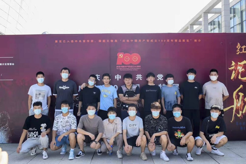 20211004060640081400.jpg 团支部合影留念