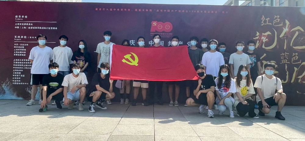 20211004060640008000.jpg 团支部合影留念