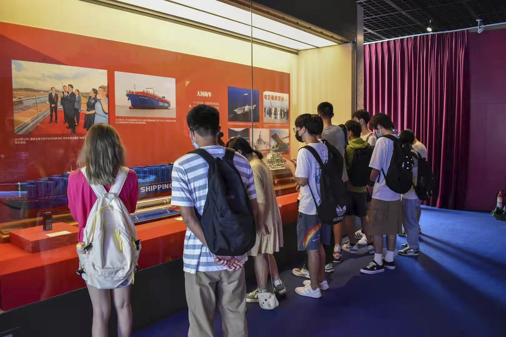 20211004060639913000.jpg 学生观察辽宁舰航母阻拦索