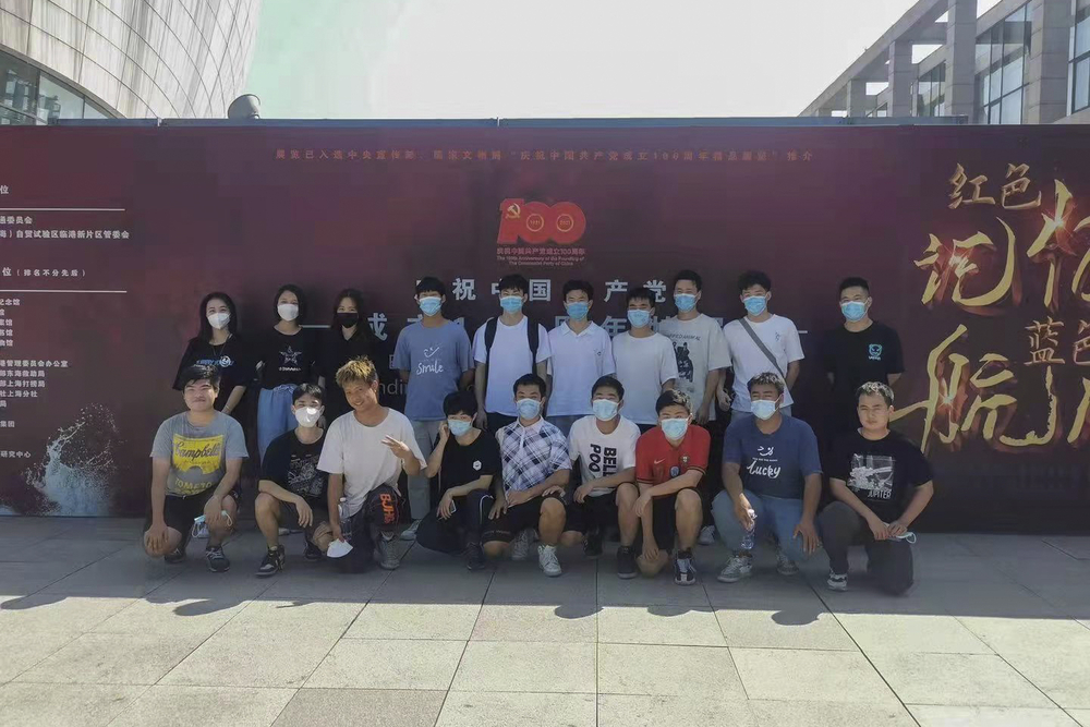 20211004060640160900.jpg 团支部合影留念