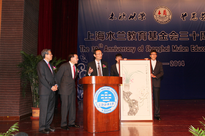 黄有方校长向赵锡成博士赠画