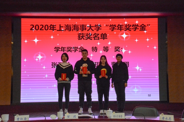 贺莉副书记为运动员颁奖