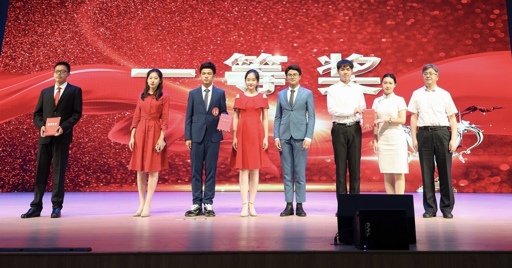20210622140451823700.jpg 一等奖获得者 (右2右3为学校组合选手相苹钰、胡传阳)