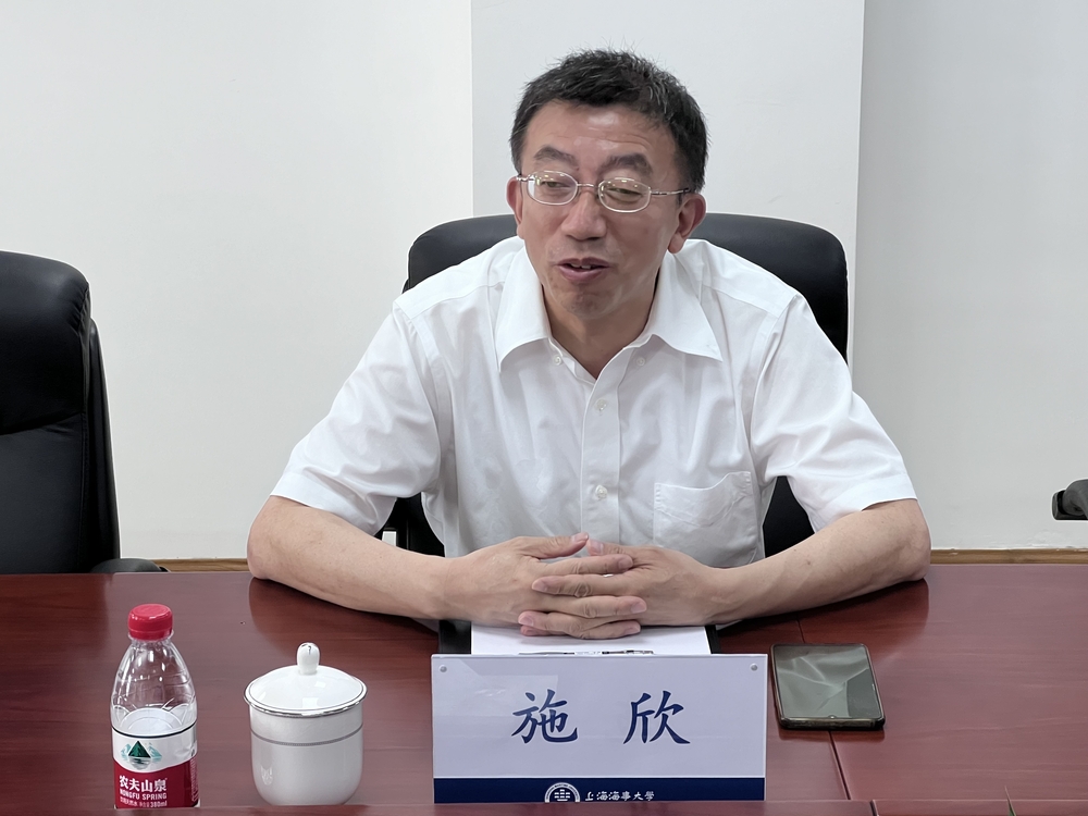 施欣副校长致欢迎辞