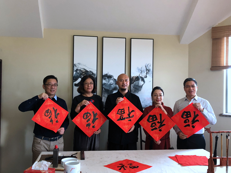 徐悲鸿艺术学院燕凯老师为校友泼墨送福