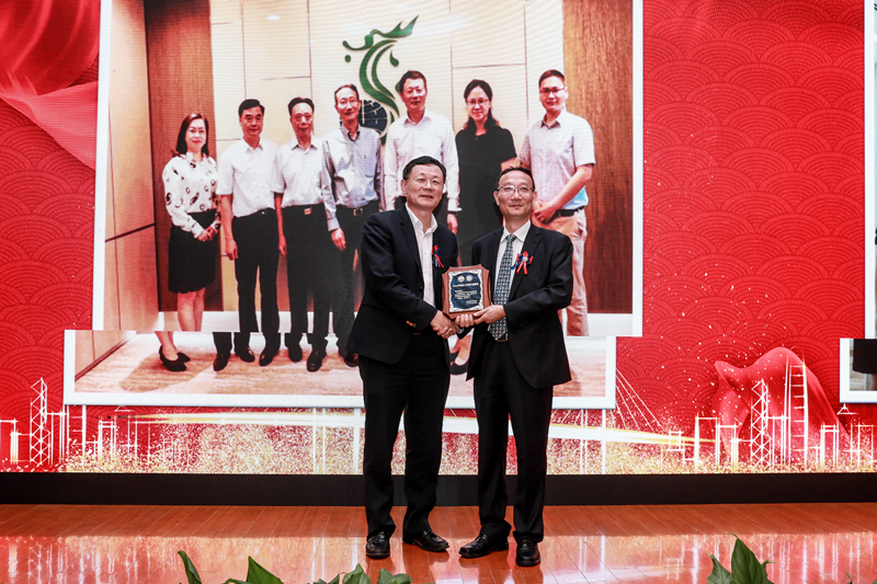 黄有方校长向新加坡校友会会长燕献凯颁发成功举办UNIMEX环球海事精英论坛鸣谢牌