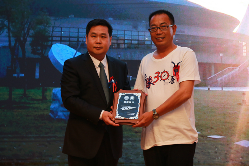 1988级水运经济系校友向母校捐赠“海缘”日晷