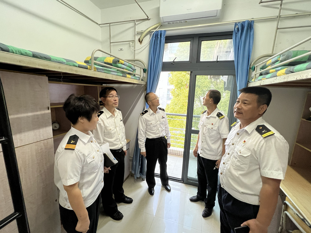 参观学生宿舍
