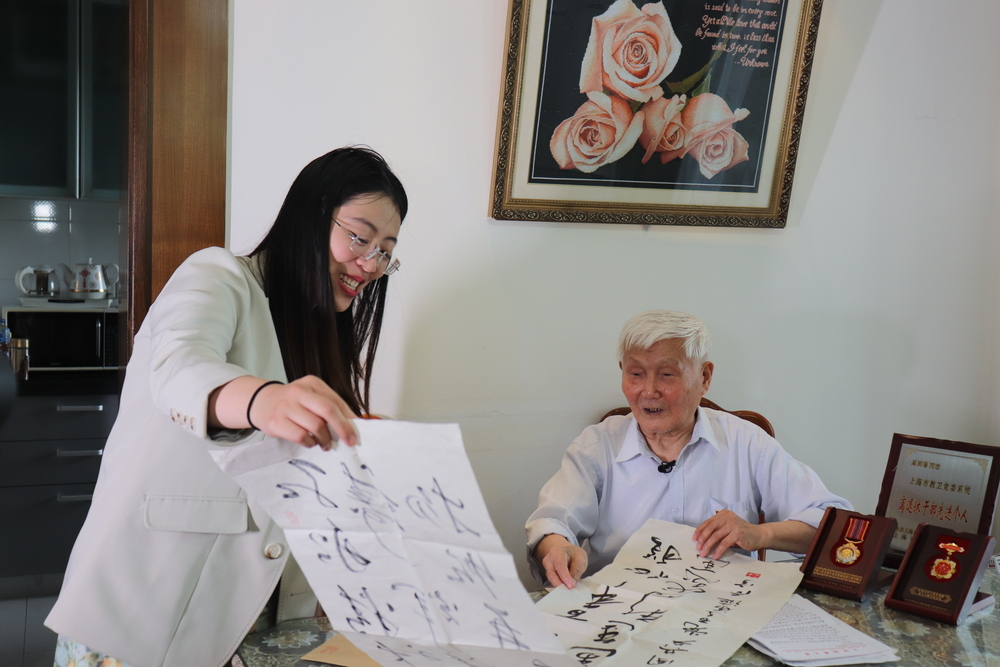 管理交工17级（大四）学生党支部为奚国藩老同志送上学生庆祝建党百年的书法作品