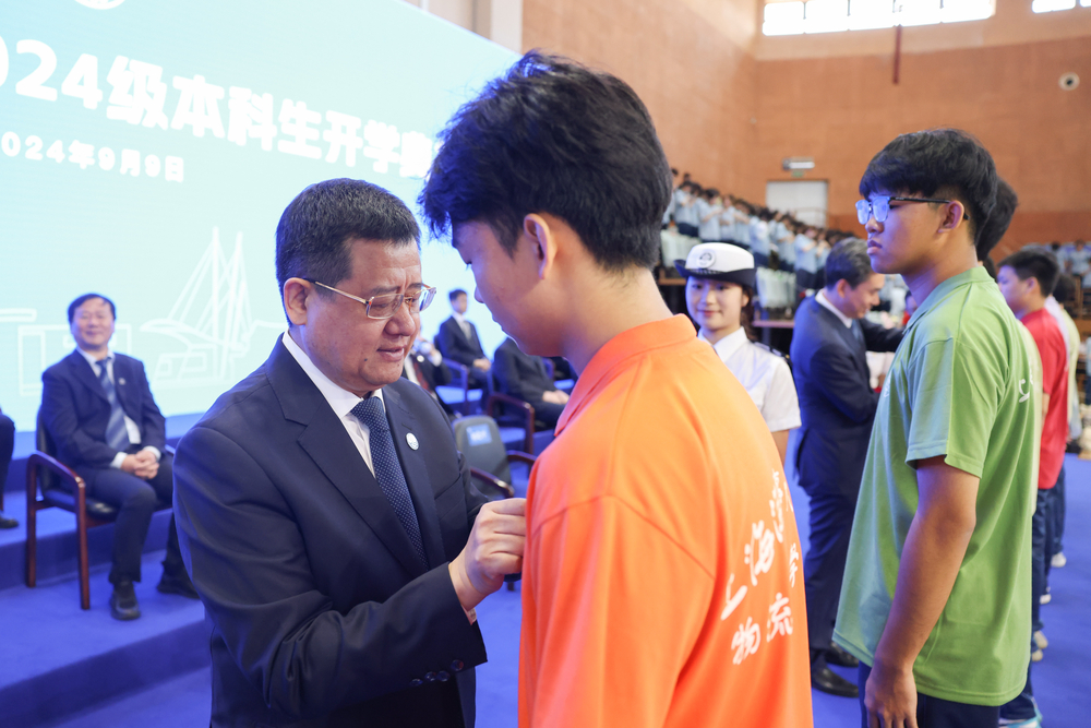 校领导为新生代表佩戴校徽