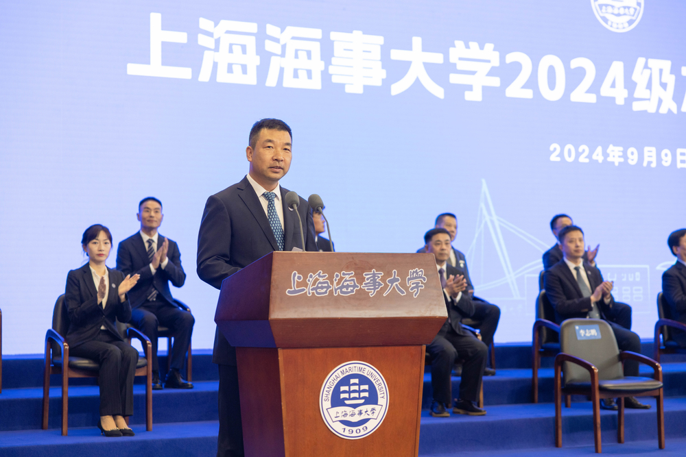 李志鹏主持开学典礼