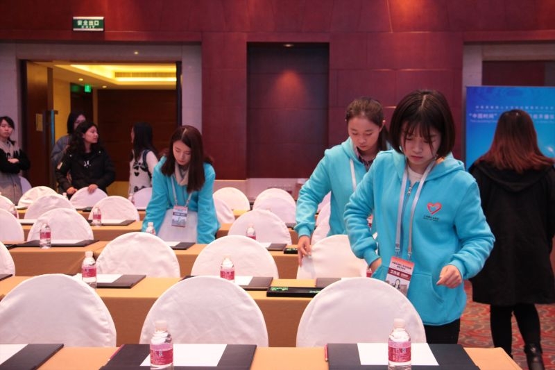 志愿者们提前布置会场