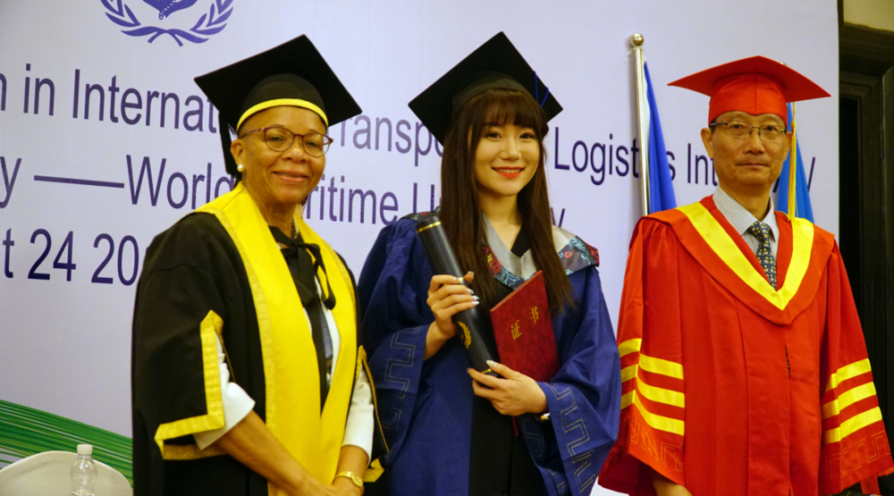 两校校长为本届毕业生授证