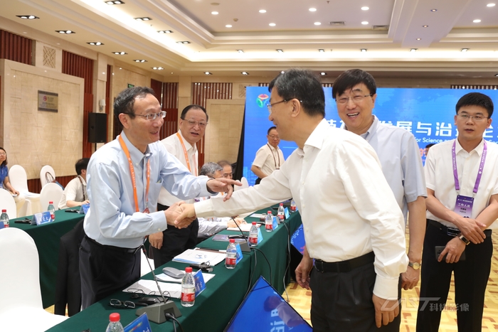 怀进鹏书记会前与黄有方校长交流